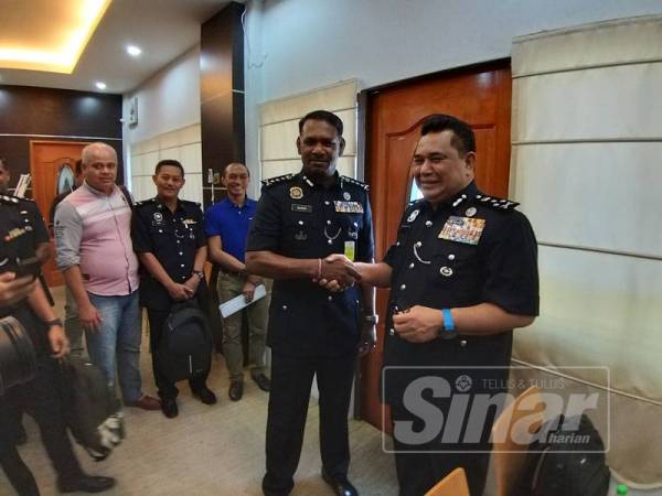 Huzir (kanan) bersalaman dengan Ketua Polis Pulau Pinang, Datuk T Narenasagaran selepas sidang media hari ini.