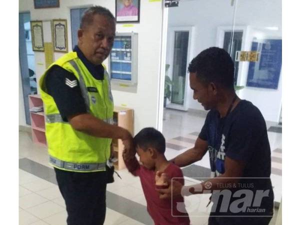 Mohd Amirul menjemput Akif yang bersalam dengan anggota polis yang menjaganya sebelum meninggalkan Balai Polis Permaisuri petang ini.