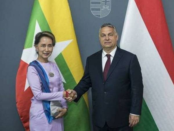  Suu Kyi (kiri) ketika bertemu dengan Orban di Budapest pada Rabu lalu.