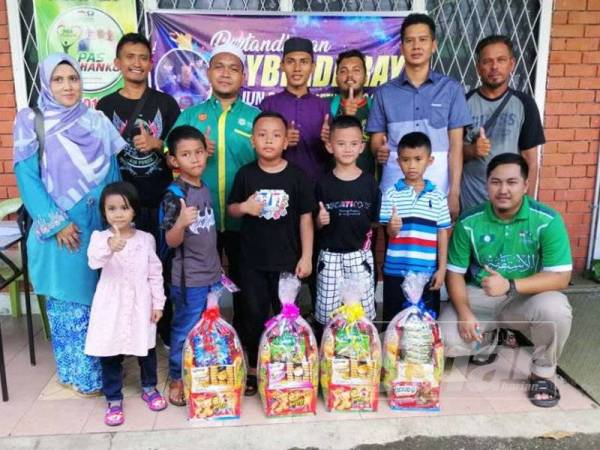 Abdul Hadi (tiga dari kiri) bersama pemenang pertandingan Beyblade Raya yang diadakan sempena Aidilfitri.