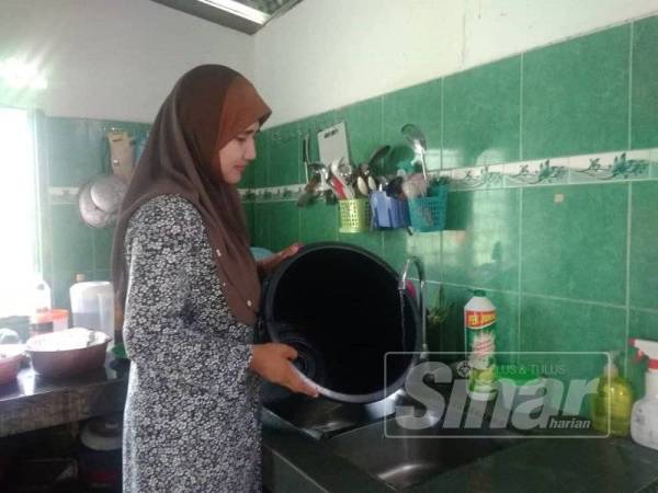 Rosliza mengambil peluang menyimpan air selepas bekalan air kembali pulih sepenuhnya semalam kerana gusar masalah sama berulang.