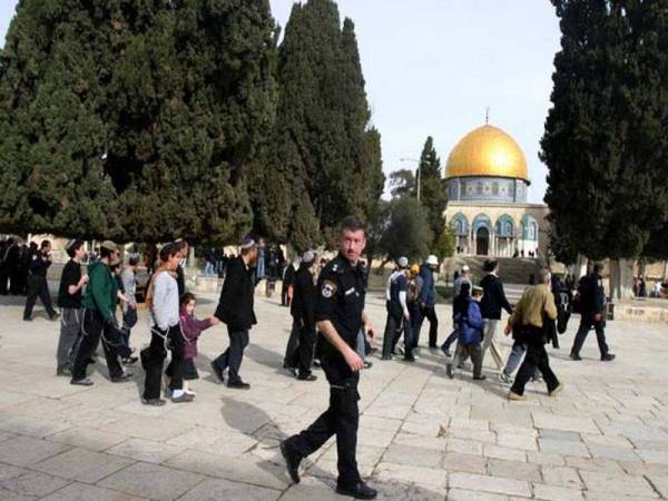 Kehadiran pendatang Yahudi di pekarangan Masjid al-Aqsa turut diiringi polis Israel.
