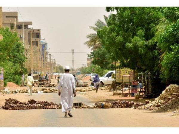 Penunjuk perasaan menyekat jalan raya di Khartoum.
