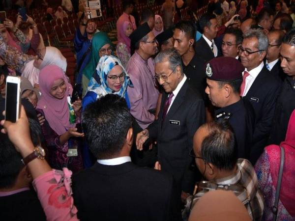 Perdana Menteri Tun Dr Mahathir Mohamad (tengah) bersalaman dan beramah mesra dengan para penjawat awam selepas majlis Amanat Perdana Menteri Bersama Penjawat Awam Negeri Melaka di Kompleks Seri Negeri, Ayer Keroh hari ini. - Foto Bernama