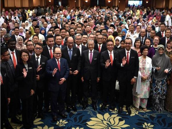 Perdana Menteri Tun Dr Mahathir Mohamad (tengah) bersama para penjawat awam pada majlis Amanat Perdana Menteri Bersama Penjawat Awam Negeri Melaka di Kompleks Seri Negeri, Ayer Keroh hari ini. Turut kelihatan, isteri Perdana Menteri, Tun Dr Siti Hasmah Mohd Ali (tiga, kanan). - Foto Bernama 