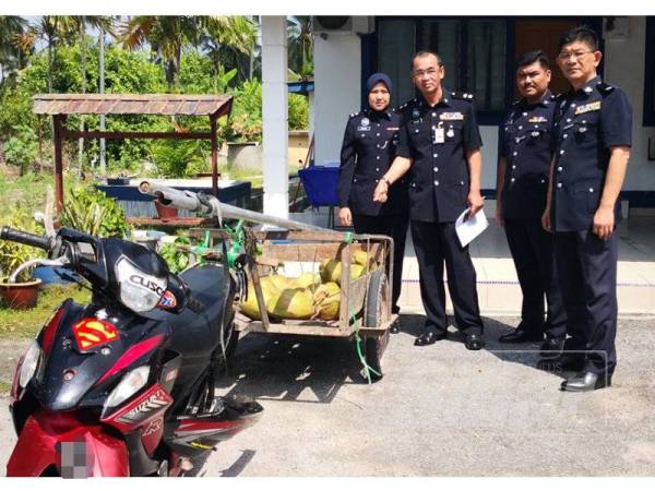 Nor Azmi (dua dari kiri) bersama pegawainya menunjukkan hasil rampasan pada sidang media di IPD Sabak Bernam di sini.