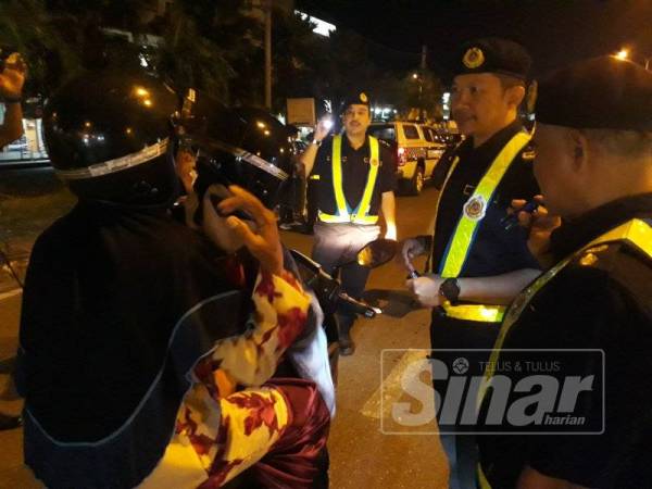 Ismasuhaimi (dua dari kanan) turut mengikuti Operasi Penguatkuasaan Sempena Musim Perayaan Hari Raya Aidilfitri 2019 di persimpangan lampu isyarat Taman Tunku Maheran di Jitra semalam.