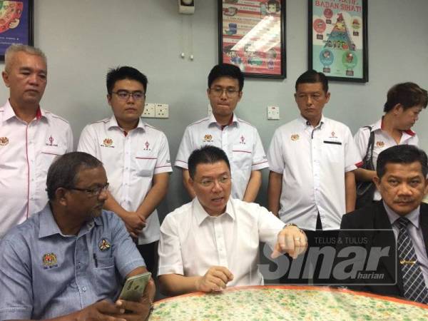 Kor Ming pada sidang media selepas hadir merasmikan mesyuarat agung Kesatuan Pembantu Tadbir (Pendidikan) Semenanjung Malaysia Cawangan Hilir Perak kali ke-21 di Pejabat Pendidikan Daerah Hilir Perak di sini hari ini.