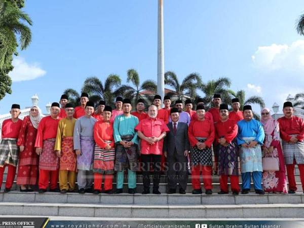 Sultan Ibrahim (tengah) bergambar bersama pimpinan dan ahli Bersatu negeri ketika kunjungan mereka di Istana Pasir Pelangi, di sini hari ini. - FOTO IHSAN ROYAL PRESS OFFICE