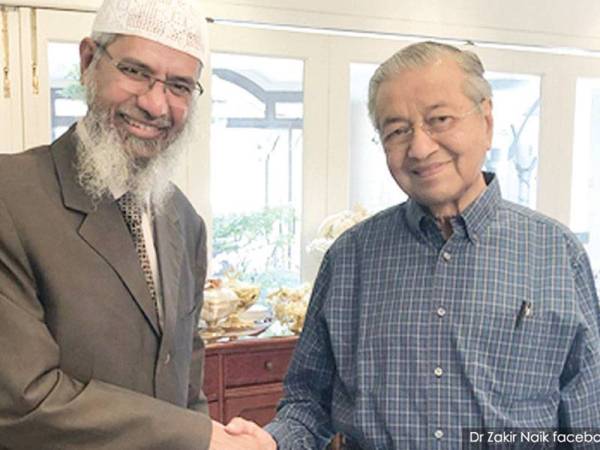 Dr Mahathir bersama Zakir dalam satu pertemuan yang dimuat naik oleh Zakir di Facebooknya. 