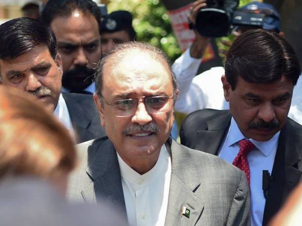 Bekas Presiden Pakistan Asif Ali Zardari (dua dari kiri) tiba di mahkamah bagi permohonan ikat jaminnya di Mahkamah Tinggi Islamabad pada hari ini. - Foto AFP