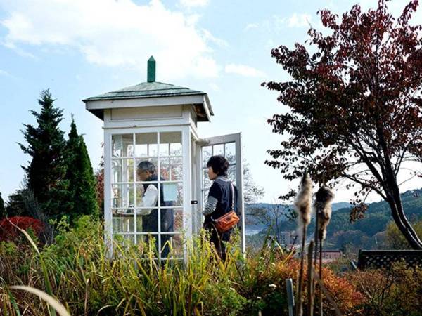 Pondok telefon angin di bandar Otsuchi, Jepun digunakan untuk 'menghubungi' insan tersayang yang telah meninggal dunia.