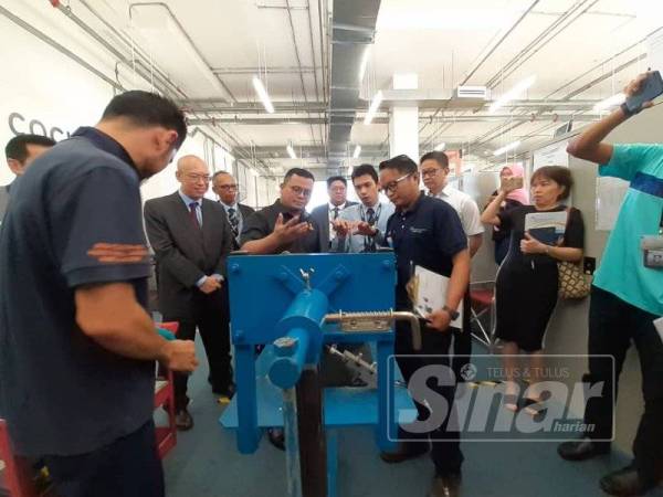 Amirudin ketika merasmikan pembukaan bengkel pintar di Sepang Aircraft Engineering di sini.
