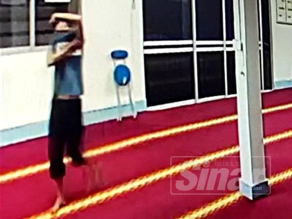 Suspek masuk ke ruang solat perempuan dengan menutup separuh muka sebelum melarikan dua beg tangan dalam kejadian di Masjid Mukim Binjai, Kemaman, pagi tadi.