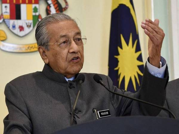 Perdana Menteri Tun Dr Mahathir Mohamad semasa sidang media selepas mempengerusikan Mesyuarat Majlis Tindakan Ekonomi (EAC) di Bangunan Perdana Putra hari ini. - Foto Bernama 