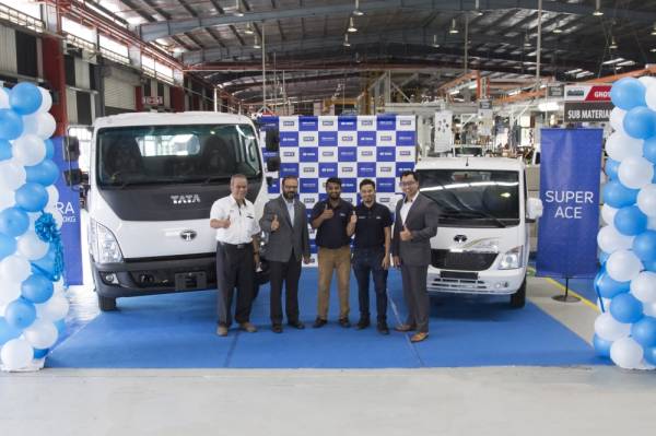 Barisan pengurusan Tata Motors Limited, DRB-Hicom dan pegawai operasi DHVC pada majlis pelancaran CKD tempatan untuk kenderaan Tata Motors di Loji CKD di Gurun baru-baru ini.