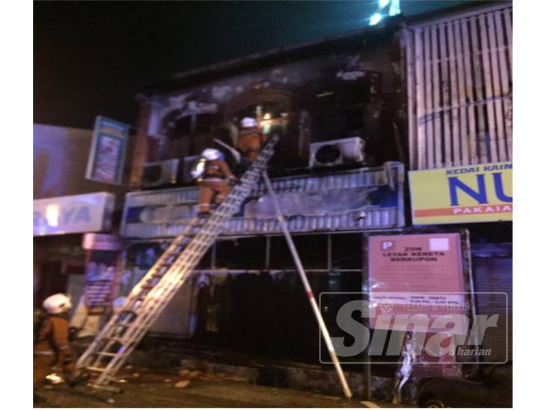 Tindakan pantas bomba berjaya menghalang api dari terus merebak.