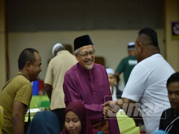 Tengku Hassan (tengah) beramah mesra bersama tetamu yang hadir sempena Majlis Jamuan Hari Raya DUN Ladang di Stadium Negeri.