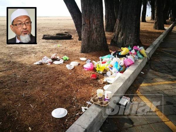 Gambar sampah sarap yang masih lagi dibuang di merata-rata tempat di Pantai Batu Buruk yang ditularkan oleh seorang pengguna menerusi laman sosial.