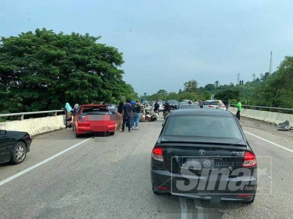 Nahas melibatkan lima kenderaan di jambatan Kampung Keroh,sebentar tadi.