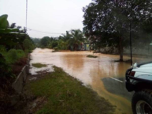 Kawasan rendah di Merbau Indah dinaiki air selepas hujan lebat melanda kampung itu sejak petang tadi. - Foto ihsan JBPM