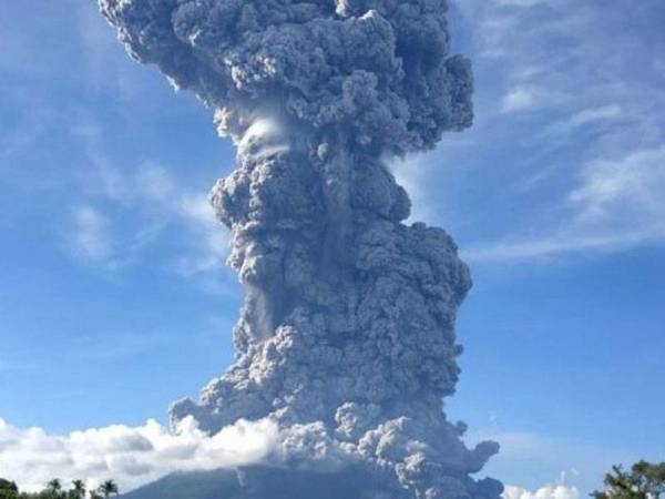 Letusan Gunung Sinabung mengakibatkan asap tebal memenuhi ruang udara dan tersebar sehingga ke Aceh.