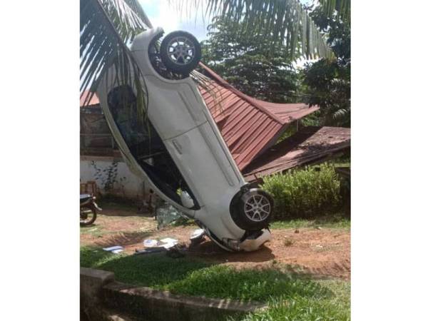 Pemuda nyaris maut kereta yang dipandunya terbalik selepas terbabit dalam kemalangan di di Jalan Paya Lebar, Lubok China, Masjid Tanah.