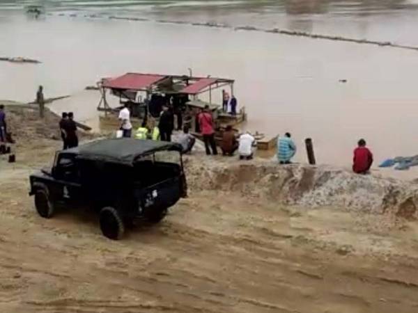 Mayat seorang lelaki ditemukan terapung di Sungai Kelantan berdekatan Rumah Pam Kemubu, dekat sini hari ini.