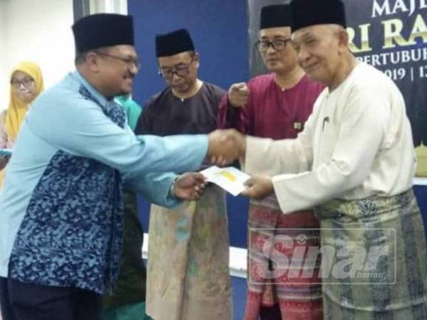 Tosrin menyampaikan sumbangan kepada warga LPP Johor majlis Sambutan Hari Raya Aidilfitri LPP Johor, di sini hari ini.