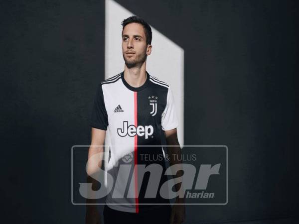 PEMAIN tengah pasukan bola sepak Juventus, Rodrigo Bentacur memperagakan jersi baharu yang menampilkan jalur merah jambu di bahagian tengah.