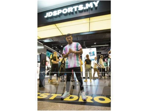 HIMPUNAN pakaian di JD Sports ideal digayakan jejaka ketika bersukan ataupun bersantai secara kasual.