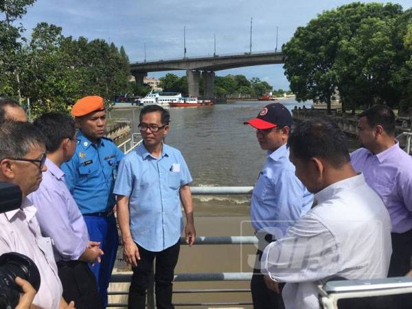 Ketua Menteri meninjau perjalanan sistem pam di Pintu Kawalan Air Barrage di Muara Sungai Melaka, hari ini.