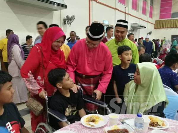 Saifuddin beramah mesra bersama salah seorang orang kurang upaya yang hadir pada Majlis Sambutan Hari Raya Aidilfitri Ahli Parlimen dan Pakatan Harapan Indera Mahkota di sini hari ini.