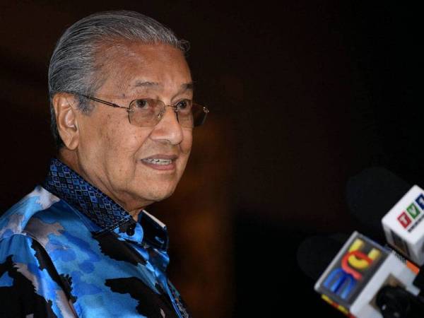 Perdana Menteri Tun Dr Mahathir Mohamad yang juga Pengerusi Parti Pribumi Bersatu Malaysia (BERSATU) berucap pada Majlis Makan Malam Sejuta Kenangan Bersama Perdana Menteri 2019 di Pusat Konvensyen Setia City hari ini. - Foto Bernama