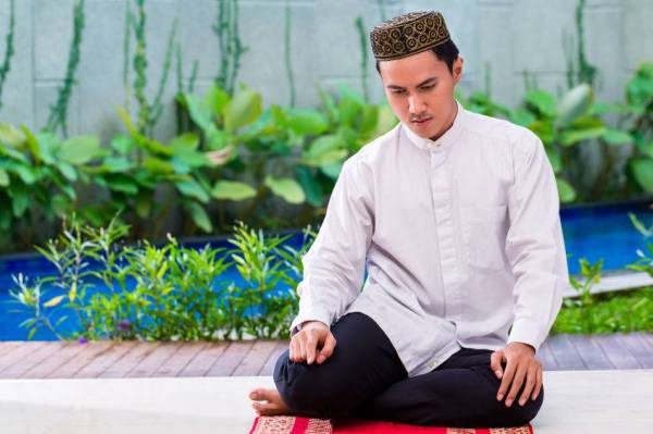 Pastikan tempat kita untuk menunaikan solat bersih dan suci daripada najis sama ada bau, warna serta rasa. -GAMBAR HIASAN.
