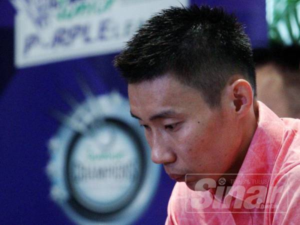 Wajah sugul Chong Wei ketika mengumumkan persaraannya.