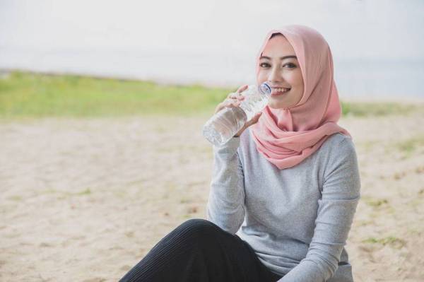 Ikutilah cara Rasulullah SAW minum air iaitu dengan bernafas di luar bekas minuman sebanyak tiga kali. -GAMBAR HIASAN.