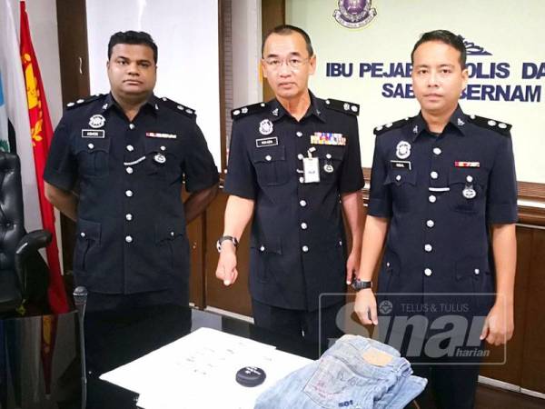 Nor Azmi (tengah) bersama pegawainya menunjukkan barangan dirampas pada sidang media di IPD Sabak Bernam hari ini.