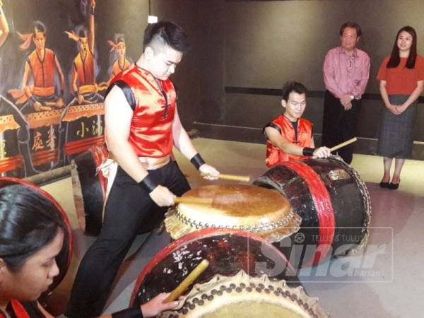 Cai Tung (dua dari kanan) melihat persembahan drum yang disediakan di Muzium 24 Festive Drum di Jalan Tan Hiok Nee hari ini.