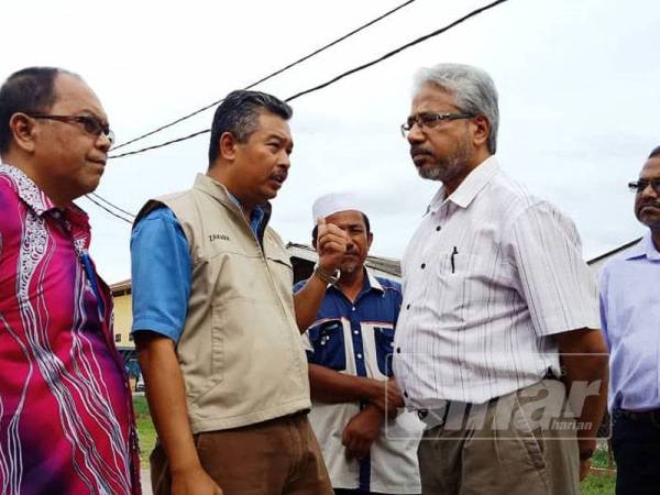 Waytha (dua dari kanan) tiba di pusat operasi di Pejabat Ladang Aring 10, jam 4.30 petang.