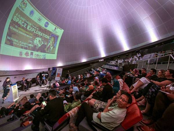 Menteri Tenaga, Sains, Teknologi Alam Sekitar dan Perubahan Alam, Yeo Bee Yin ketika berucap pada program lawatan Bekas Angkasawan NASA, Charles Bolden di Planetarium Negara hari ini. - Foto Bernama