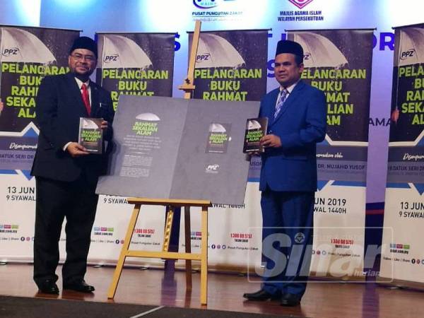 Mujahid (kiri) turut melancarkan buku Rahmat Sekalian Alam pada Majlis Zakat Korporat 2019 di sini hari ini