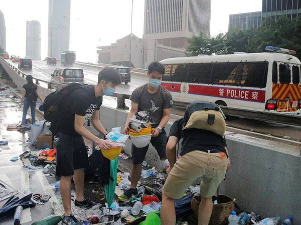 Peserta kumpulan protes tersebut enggan membiarkan longgokan sampah sarap mencemari pemandangan sekitar Hong Kong.
