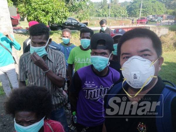 Asran (kanan) semasa membuat lawatan ke kawasan Kuala Koh.