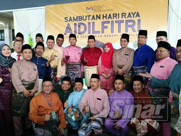 Aminuddin (tengah) bersama kakitangan Jabatan Pendidikan Negeri Sembilan pada Majlis Hari Raya di jabatan itu hari ini.