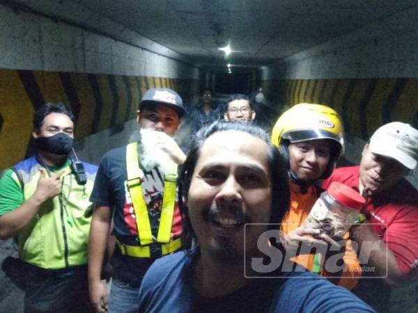 Lando (depan) bersama ahli kumpulan pemantau Ikatan Silaturahim-Brotherhood Malaysia tampil dengan inisiatif pemasangan lampu LEMSS di terowong motosikal bagi mengembalikan keyakinan serta rasa selamat di kalangan penunggang motosikal.