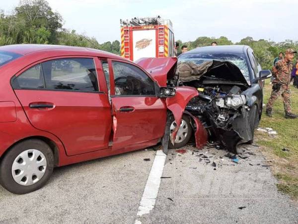 Keadaan kedua-dua kenderaan yang remum teruk di bahagian hadapan.