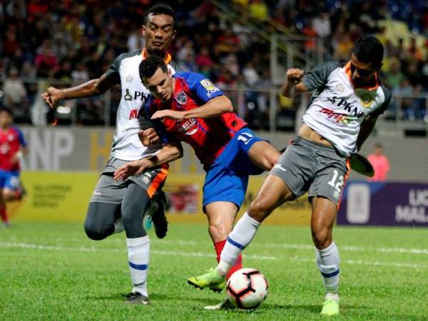 Pemain pasukan Johor Darul Ta&#039;zim (JDT) Gonzalo Gabriel Cabrera Giordano (tengah) diasak oleh dua pemain Perbadanan Kemajuan Negeri Perak FC (PKNP FC) pada aksi Liga Super Malaysia 2019 JDT menentang PKNP FC di Stadium Bola Sepak Majlis Perbandaran Manjung malam ini. Keputusan semasa JDT 1-1 PKNP FC. - FOTO BERNAMA