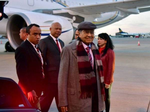 Dr Mahathir Mohamad tiba di London pada Jumaat untuk lawatan kerja tiga hari ke United Kingdom, diiringinya isterinya Tun Dr Siti Hasmah Mohd Ali. -Foto Bernama