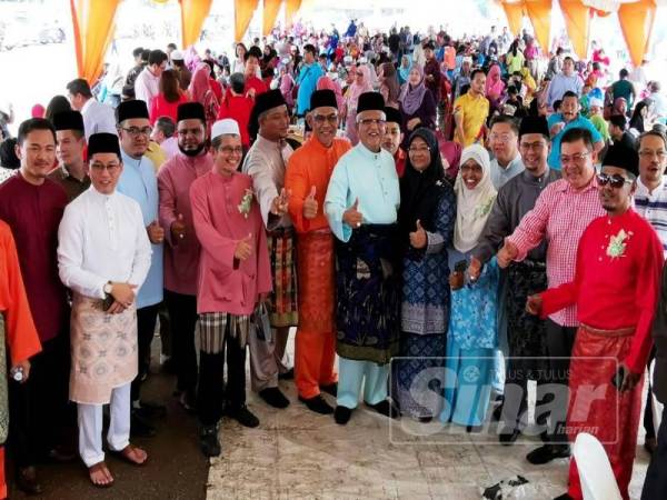 Mahfuz (tujuh dari kanan) ketika meraikan tetamu yang hadir pada majlis Rumah Terbuka Aidilfitri.